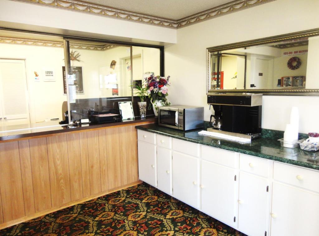 Budget Inn Daleville Bagian luar foto